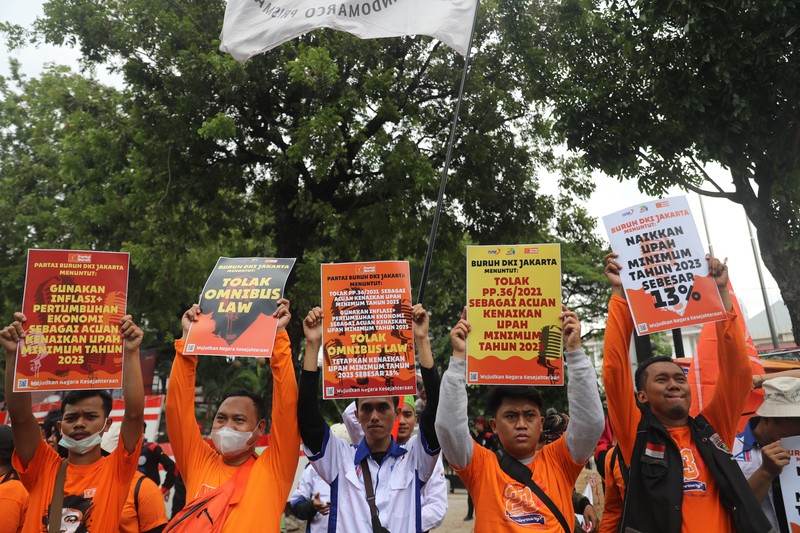 Massa buruh dari Konfederasi Serika Pekerja Indonesia (KSPI) menggelar aksi di Balai Kota DKI Jakarta, Kamis (10/11/2022). Massa buruh dari Konfederasi Serika Pekerja Indonesia (KSPI) menggelar aksi di Balai Kota DKI Jakarta, Kamis (10/11/2022). (CNBC Indonesia/ Muhammad Sabki)