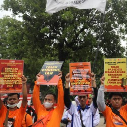 Buruh Tolak Upah Versi UU Cipta Kerja & Tuduh PHK Disengaja