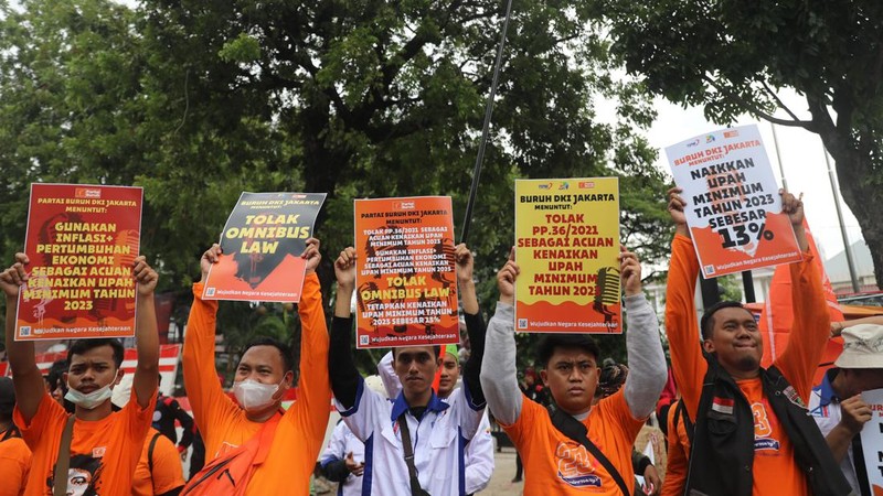Massa buruh dari Konfederasi Serika Pekerja Indonesia (KSPI) menggelar aksi di Balai Kota DKI Jakarta, Kamis (10/11/2022). (CNBC Indonesia/ Muhammad Sabki)