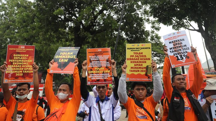 Massa buruh dari Konfederasi Serika Pekerja Indonesia (KSPI) menggelar aksi di Balai Kota DKI Jakarta, Kamis (10/11/2022). Massa buruh dari Konfederasi Serika Pekerja Indonesia (KSPI) menggelar aksi di Balai Kota DKI Jakarta, Kamis (10/11/2022). (CNBC Indonesia/ Muhammad Sabki)