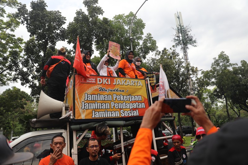Massa buruh dari Konfederasi Serika Pekerja Indonesia (KSPI) menggelar aksi di Balai Kota DKI Jakarta, Kamis (10/11/2022). Massa buruh dari Konfederasi Serika Pekerja Indonesia (KSPI) menggelar aksi di Balai Kota DKI Jakarta, Kamis (10/11/2022). (CNBC Indonesia/ Muhammad Sabki)