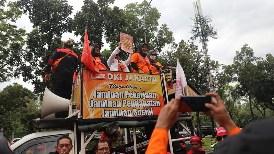 Massa buruh dari Konfederasi Serika Pekerja Indonesia (KSPI) menggelar aksi di Balai Kota DKI Jakarta, Kamis (10/11/2022). (CNBC Indonesia/ Muhammad Sabki)