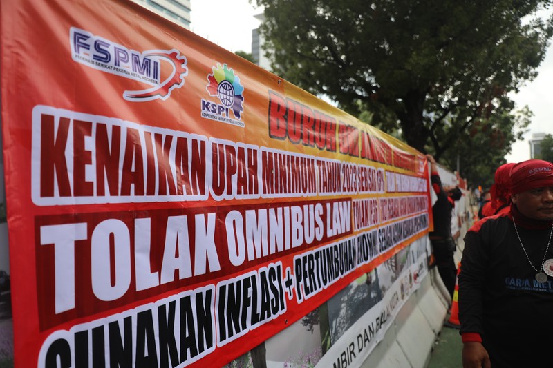 Massa buruh dari Konfederasi Serika Pekerja Indonesia (KSPI) menggelar aksi di Balai Kota DKI Jakarta, Kamis (10/11/2022). Massa buruh dari Konfederasi Serika Pekerja Indonesia (KSPI) menggelar aksi di Balai Kota DKI Jakarta, Kamis (10/11/2022). (CNBC Indonesia/ Muhammad Sabki)