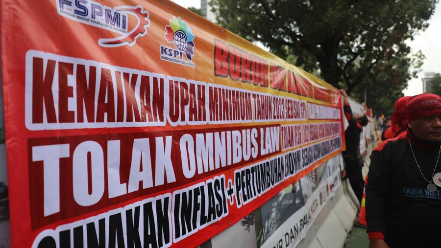 Massa buruh dari Konfederasi Serika Pekerja Indonesia (KSPI) menggelar aksi di Balai Kota DKI Jakarta, Kamis (10/11/2022). (CNBC Indonesia/ Muhammad Sabki)
