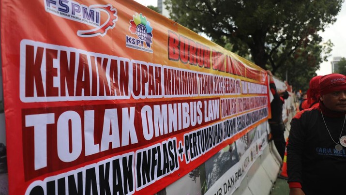 Massa buruh dari Konfederasi Serika Pekerja Indonesia (KSPI) menggelar aksi di Balai Kota DKI Jakarta, Kamis (10/11/2022). Massa buruh dari Konfederasi Serika Pekerja Indonesia (KSPI) menggelar aksi di Balai Kota DKI Jakarta, Kamis (10/11/2022). (CNBC Indonesia/ Muhammad Sabki)