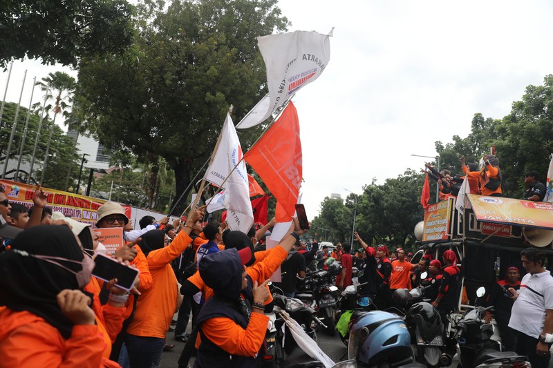 Massa buruh dari Konfederasi Serika Pekerja Indonesia (KSPI) menggelar aksi di Balai Kota DKI Jakarta, Kamis (10/11/2022). (CNBC Indonesia/ Muhammad Sabki)