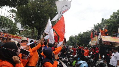 Massa buruh dari Konfederasi Serika Pekerja Indonesia (KSPI) menggelar aksi di Balai Kota DKI Jakarta, Kamis (10/11/2022). (CNBC Indonesia/ Muhammad Sabki)