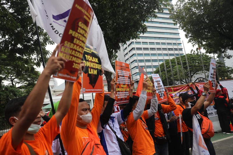 Massa buruh dari Konfederasi Serika Pekerja Indonesia (KSPI) menggelar aksi di Balai Kota DKI Jakarta, Kamis (10/11/2022). (CNBC Indonesia/ Muhammad Sabki)