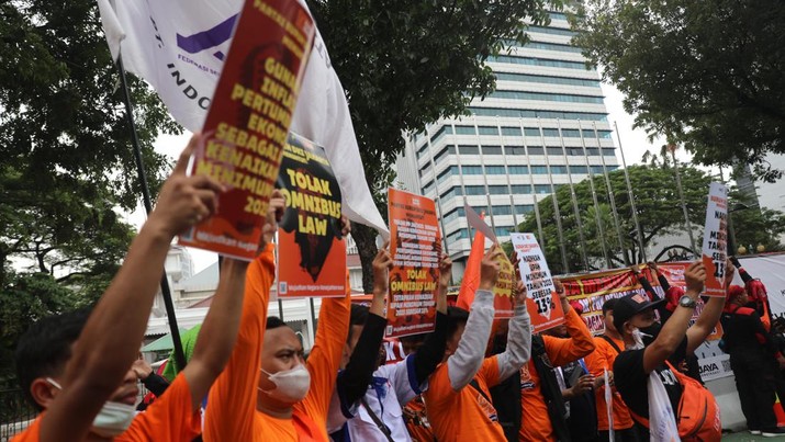 Massa buruh dari Konfederasi Serika Pekerja Indonesia (KSPI) menggelar aksi di Balai Kota DKI Jakarta, Kamis (10/11/2022). Massa buruh dari Konfederasi Serika Pekerja Indonesia (KSPI) menggelar aksi di Balai Kota DKI Jakarta, Kamis (10/11/2022). (CNBC Indonesia/ Muhammad Sabki)