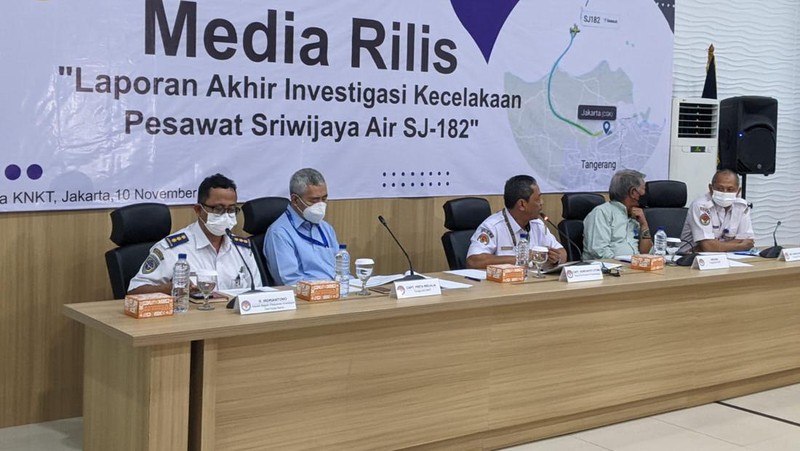 Petugas Basarnas menurunkan kantong jenazah dan puing korban pesawat Sriwijaya Air SJ182 yang jatuh di perairan Kepulauan Seribu, Kamis (14/1/2021). Selanjutnya tim Basarnas menyerahkan beberapa kantong jenazah yang telah dikumpulkan kepada Tim DVI dan KNKT untuk pemeriksaan (CNBC Indonesia/ Tri Susilo)