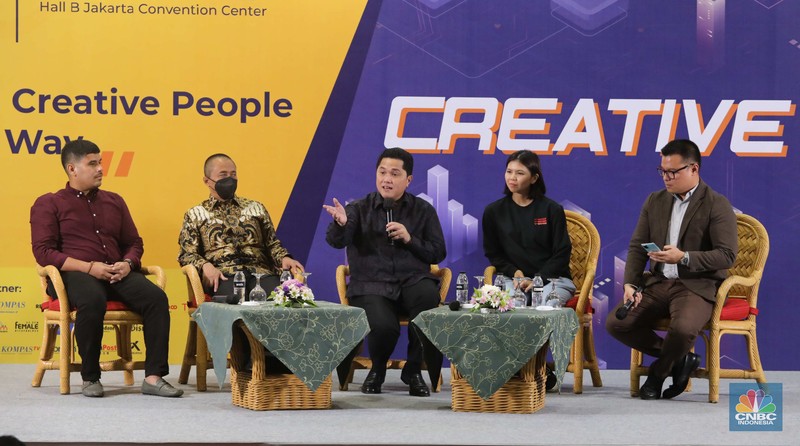 Menteri BUMN Erick Thohir di acara peluncuran Buku Bukan Kisah Sukses Erick Thohir di pameran buku Indonesia Internasional Book Fair di JCC Senayan, Jakarta, Kamis, 10/11. Menteri BUMN Erick Thohir di acara peluncuran Buku Bukan Kisah Sukses Erick Thohir di pameran buku Indonesia Internasional Book Fair di JCC Senayan, Jakarta, Kamis, 10/11. (CNBC Indonesia/ Muhammad Sabki)