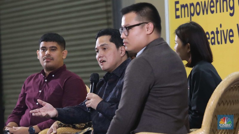 Menteri BUMN Erick Thohir di acara peluncuran Buku Bukan Kisah Sukses Erick Thohir di pameran buku Indonesia Internasional Book Fair di JCC Senayan, Jakarta, Kamis, 10/11. Menteri BUMN Erick Thohir di acara peluncuran Buku Bukan Kisah Sukses Erick Thohir di pameran buku Indonesia Internasional Book Fair di JCC Senayan, Jakarta, Kamis, 10/11. (CNBC Indonesia/ Muhammad Sabki)