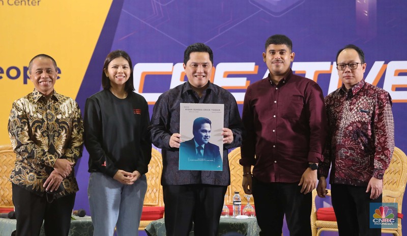 Menteri BUMN Erick Thohir di acara peluncuran Buku Bukan Kisah Sukses Erick Thohir di pameran buku Indonesia Internasional Book Fair di JCC Senayan, Jakarta, Kamis, 10/11. Menteri BUMN Erick Thohir di acara peluncuran Buku Bukan Kisah Sukses Erick Thohir di pameran buku Indonesia Internasional Book Fair di JCC Senayan, Jakarta, Kamis, 10/11. (CNBC Indonesia/ Muhammad Sabki)