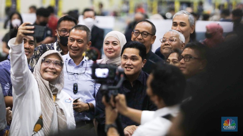 Menteri BUMN Erick Thohir di acara peluncuran Buku Bukan Kisah Sukses Erick Thohir di pameran buku Indonesia Internasional Book Fair di JCC Senayan, Jakarta, Kamis, 10/11. Menteri BUMN Erick Thohir di acara peluncuran Buku Bukan Kisah Sukses Erick Thohir di pameran buku Indonesia Internasional Book Fair di JCC Senayan, Jakarta, Kamis, 10/11. (CNBC Indonesia/ Muhammad Sabki)