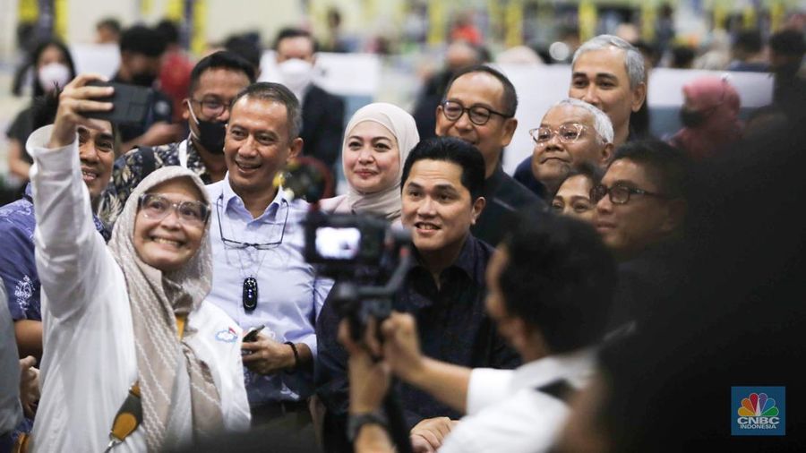 Menteri BUMN Erick Thohir di acara peluncuran Buku Bukan Kisah Sukses Erick Thohir di pameran buku Indonesia Internasional Book Fair di JCC Senayan, Jakarta, Kamis, 10/11.  (CNBC Indonesia/ Muhammad Sabki)