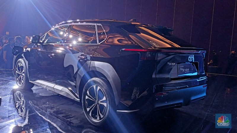 Mobil listrik full Electric Vehicle (EV) pertama dari Toyota akhirnya meluncur. Yaitu Toyota bZ4X yang rilis resmi hari ini, Kamis (10/11/22). Mobil listrik full Electric Vehicle (EV) pertama dari Toyota akhirnya meluncur. Yaitu Toyota bZ4X yang rilis resmi hari ini, Kamis (10/11/22). (CNBC Indonesia/Ferry Sandi)