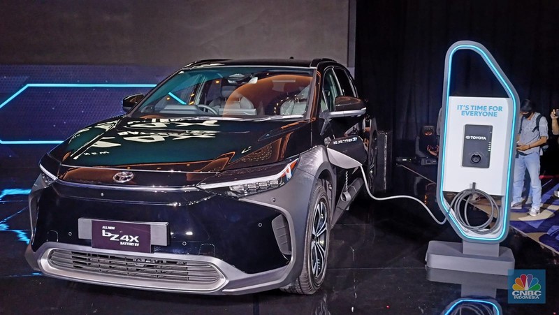 Mobil listrik full Electric Vehicle (EV) pertama dari Toyota akhirnya meluncur. Yaitu Toyota bZ4X yang rilis resmi hari ini, Kamis (10/11/22). Mobil listrik full Electric Vehicle (EV) pertama dari Toyota akhirnya meluncur. Yaitu Toyota bZ4X yang rilis resmi hari ini, Kamis (10/11/22). (CNBC Indonesia/Ferry Sandi)