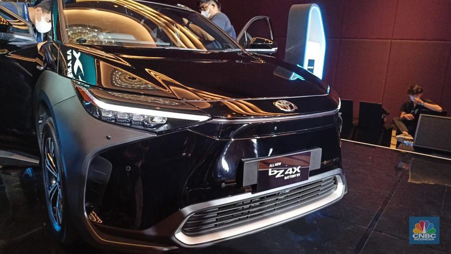 Mobil listrik full Electric Vehicle (EV) pertama dari Toyota akhirnya meluncur. Yaitu Toyota bZ4X yang rilis resmi hari ini, Kamis (10/11/22). (վ/Ferry Sandi)
