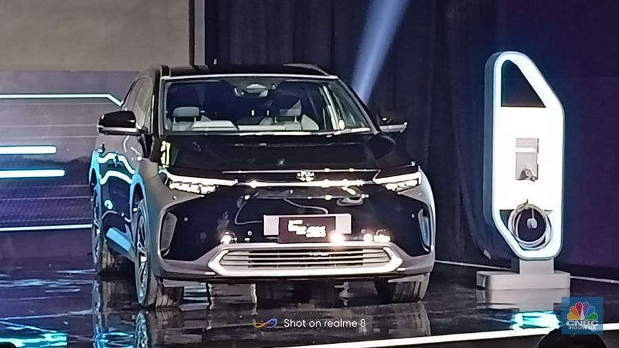 Mobil listrik full Electric Vehicle (EV) pertama dari Toyota akhirnya meluncur, yakni Toyota bZ4X yang resmi rilis pada hari ini, Kamis (10/11/22). (CNBC Indonesia/Ferry Sandi)