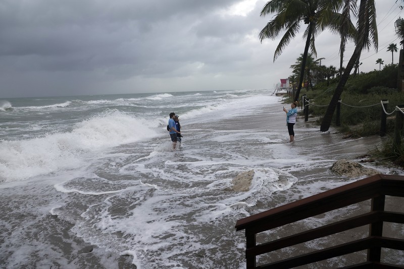 Pandangan umum menunjukkan gelombang badai di Pantai Daytona, sebelum perkiraan kedatangan badai tropis Nicole, di Volusia County, Florida, AS 9 November 2022, DAYTONA BEACH SHORES, UNITED STATES - 2022/11/09: Waves crash near a damaged building and a lifeguard tower in Daytona Beach Shores in Florida, as tropical Storm Nicole approaches the coast of Florida with an expected landfall as a category one hurricane. (Photo by Paul Hennessy/SOPA Images/LightRocket via Getty Images)