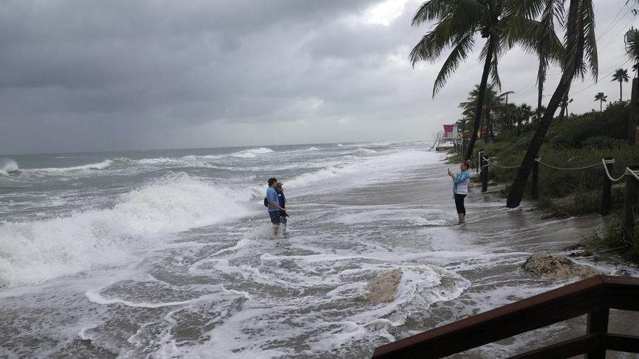 DAYTONA BEACH SHORES, UNITED STATES - 2022/11/09: Waves crash near a damaged building and a lifeguard tower in Daytona Beach Shores in Florida, as tropical Storm Nicole approaches the coast of Florida with an expected landfall as a category one hurricane. (Photo by Paul Hennessy/SOPA Images/LightRocket via Getty Images)