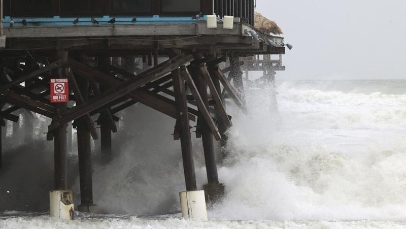 DAYTONA BEACH SHORES, UNITED STATES - 2022/11/09: Waves crash near a damaged building and a lifeguard tower in Daytona Beach Shores in Florida, as tropical Storm Nicole approaches the coast of Florida with an expected landfall as a category one hurricane. (Photo by Paul Hennessy/SOPA Images/LightRocket via Getty Images)
