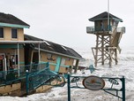 Nekat! Ombak 'Tsunami' dipakai Berselancar di Florida