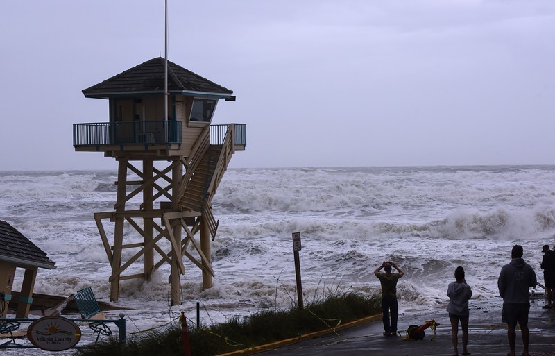 Pandangan umum menunjukkan gelombang badai di Pantai Daytona, sebelum perkiraan kedatangan badai tropis Nicole, di Volusia County, Florida, AS 9 November 2022, DAYTONA BEACH SHORES, UNITED STATES - 2022/11/09: Waves crash near a damaged building and a lifeguard tower in Daytona Beach Shores in Florida, as tropical Storm Nicole approaches the coast of Florida with an expected landfall as a category one hurricane. (Photo by Paul Hennessy/SOPA Images/LightRocket via Getty Images)