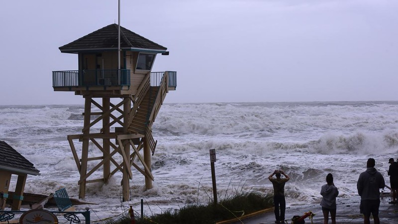 DAYTONA BEACH SHORES, UNITED STATES - 2022/11/09: Waves crash near a damaged building and a lifeguard tower in Daytona Beach Shores in Florida, as tropical Storm Nicole approaches the coast of Florida with an expected landfall as a category one hurricane. (Photo by Paul Hennessy/SOPA Images/LightRocket via Getty Images)