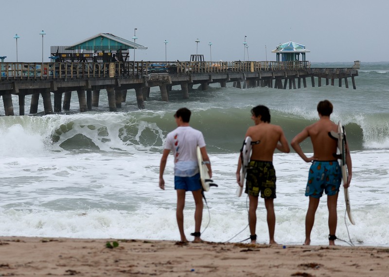 Pandangan umum menunjukkan gelombang badai di Pantai Daytona, sebelum perkiraan kedatangan badai tropis Nicole, di Volusia County, Florida, AS 9 November 2022, DAYTONA BEACH SHORES, UNITED STATES - 2022/11/09: Waves crash near a damaged building and a lifeguard tower in Daytona Beach Shores in Florida, as tropical Storm Nicole approaches the coast of Florida with an expected landfall as a category one hurricane. (Photo by Paul Hennessy/SOPA Images/LightRocket via Getty Images)