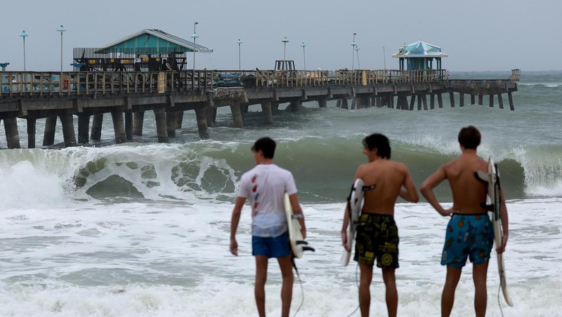 DAYTONA BEACH SHORES, UNITED STATES - 2022/11/09: Waves crash near a damaged building and a lifeguard tower in Daytona Beach Shores in Florida, as tropical Storm Nicole approaches the coast of Florida with an expected landfall as a category one hurricane. (Photo by Paul Hennessy/SOPA Images/LightRocket via Getty Images)