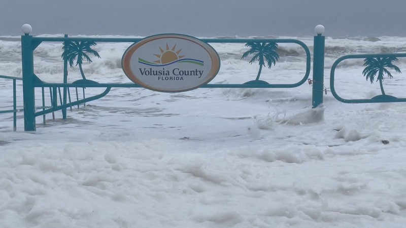 Pandangan umum menunjukkan gelombang badai di Pantai Daytona, sebelum perkiraan kedatangan badai tropis Nicole, di Volusia County, Florida, AS 9 November 2022, DAYTONA BEACH SHORES, UNITED STATES - 2022/11/09: Waves crash near a damaged building and a lifeguard tower in Daytona Beach Shores in Florida, as tropical Storm Nicole approaches the coast of Florida with an expected landfall as a category one hurricane. (Photo by Paul Hennessy/SOPA Images/LightRocket via Getty Images)