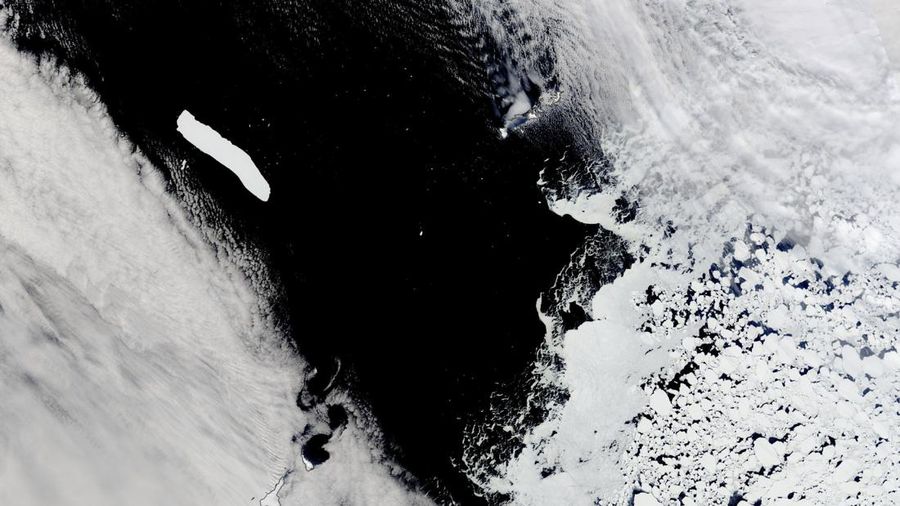 Satelit Terra milik NASA memotret A-76A, gunung es terbesar dunia yang lepas dari Antartika dan hanyut mellaui Drake Passage.