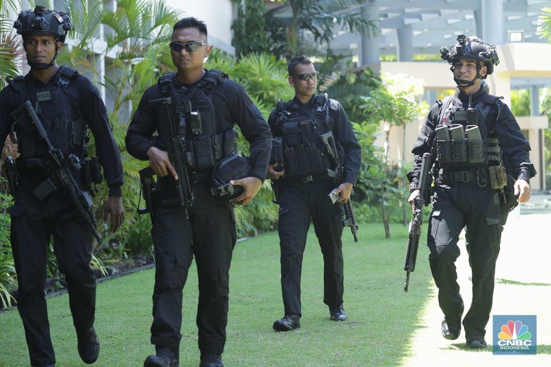 Pengamanan Jelang KTT G20 Bali Pasukan personil gabungan TNI-Polri melakukan pengamanan jelang KTT G20 di Nusa Dua, Badung, Bali, Kamis (10/11/2022). Pemerintah Indonesia tak main-main soal keamanan jelang perhelatan Konferensi Tingkat Tinggi (KTT) G20. Ini terlihat dari banyaknya pasukan pengamanan di sekitar wilayah Nusa Dua. (CNBC Indonesia/ Tri Susilo)
