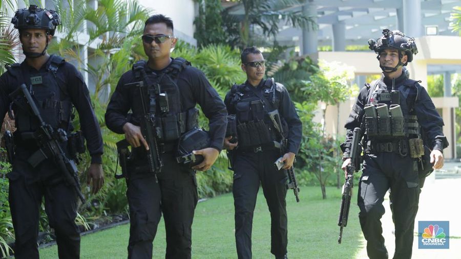 Pasukan personil gabungan TNI-Polri melakukan pengamanan jelang KTT G20 di Nusa Dua, Badung, Bali, Kamis (10/11/2022). Pemerintah Indonesia tak main-main soal keamanan jelang perhelatan Konferensi Tingkat Tinggi (KTT) G20. Ini terlihat dari banyaknya pasukan pengamanan di sekitar wilayah Nusa Dua. (CNBC Indonesia/ Tri Susilo)