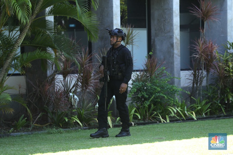Pengamanan Jelang KTT G20 Bali Pasukan personil gabungan TNI-Polri melakukan pengamanan jelang KTT G20 di Nusa Dua, Badung, Bali, Kamis (10/11/2022). Pemerintah Indonesia tak main-main soal keamanan jelang perhelatan Konferensi Tingkat Tinggi (KTT) G20. Ini terlihat dari banyaknya pasukan pengamanan di sekitar wilayah Nusa Dua. (CNBC Indonesia/ Tri Susilo)