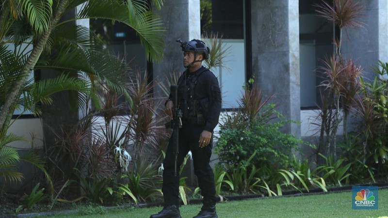 Pasukan personil gabungan TNI-Polri melakukan pengamanan jelang KTT G20 di Nusa Dua, Badung, Bali, Kamis (10/11/2022). Pemerintah Indonesia tak main-main soal keamanan jelang perhelatan Konferensi Tingkat Tinggi (KTT) G20. Ini terlihat dari banyaknya pasukan pengamanan di sekitar wilayah Nusa Dua. (CNBC Indonesia/ Tri Susilo)