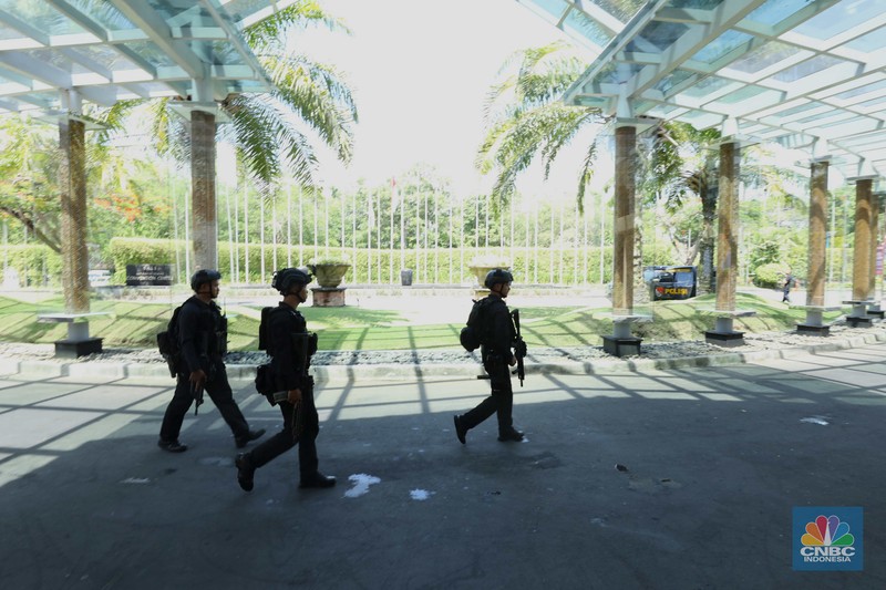 Pengamanan Jelang KTT G20 Bali Pasukan personil gabungan TNI-Polri melakukan pengamanan jelang KTT G20 di Nusa Dua, Badung, Bali, Kamis (10/11/2022). Pemerintah Indonesia tak main-main soal keamanan jelang perhelatan Konferensi Tingkat Tinggi (KTT) G20. Ini terlihat dari banyaknya pasukan pengamanan di sekitar wilayah Nusa Dua. (CNBC Indonesia/ Tri Susilo)