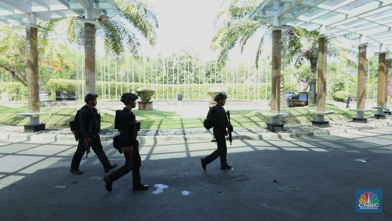 Pasukan personil gabungan TNI-Polri melakukan pengamanan jelang KTT G20 di Nusa Dua, Badung, Bali, Kamis (10/11/2022). Pemerintah Indonesia tak main-main soal keamanan jelang perhelatan Konferensi Tingkat Tinggi (KTT) G20. Ini terlihat dari banyaknya pasukan pengamanan di sekitar wilayah Nusa Dua. (CNBC Indonesia/ Tri Susilo)