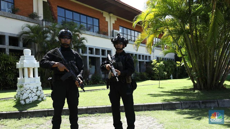 Pasukan personil gabungan TNI-Polri melakukan pengamanan jelang KTT G20 di Nusa Dua, Badung, Bali, Kamis (10/11/2022). Pemerintah Indonesia tak main-main soal keamanan jelang perhelatan Konferensi Tingkat Tinggi (KTT) G20. Ini terlihat dari banyaknya pasukan pengamanan di sekitar wilayah Nusa Dua. (CNBC Indonesia/ Tri Susilo)