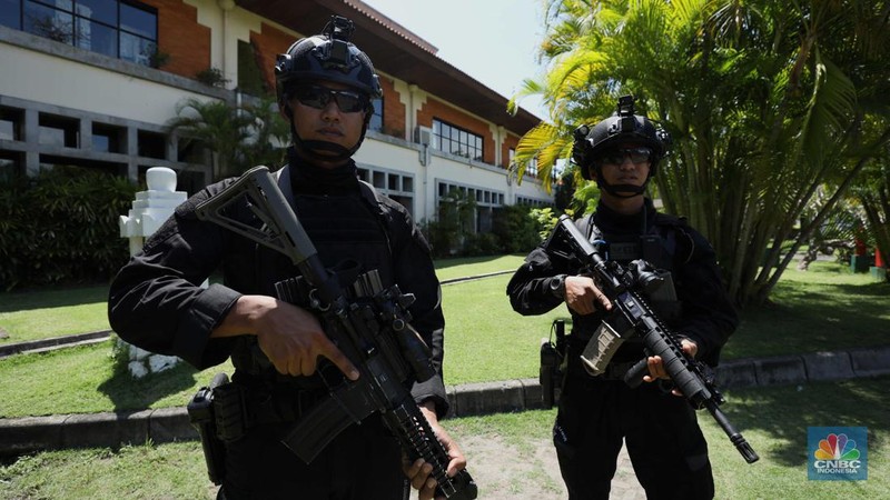 Pasukan personil gabungan TNI-Polri melakukan pengamanan jelang KTT G20 di Nusa Dua, Badung, Bali, Kamis (10/11/2022). Pemerintah Indonesia tak main-main soal keamanan jelang perhelatan Konferensi Tingkat Tinggi (KTT) G20. Ini terlihat dari banyaknya pasukan pengamanan di sekitar wilayah Nusa Dua. (CNBC Indonesia/ Tri Susilo)