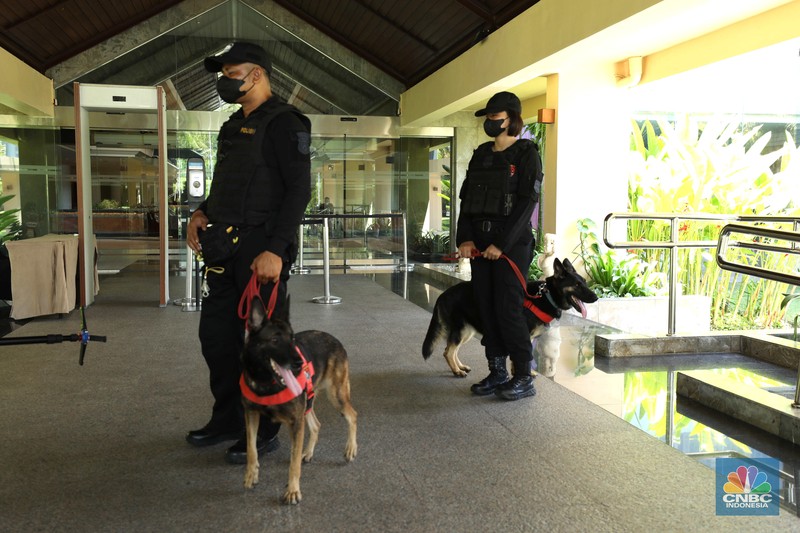 Pengamanan Jelang KTT G20 Bali Pasukan personil gabungan TNI-Polri melakukan pengamanan jelang KTT G20 di Nusa Dua, Badung, Bali, Kamis (10/11/2022). Pemerintah Indonesia tak main-main soal keamanan jelang perhelatan Konferensi Tingkat Tinggi (KTT) G20. Ini terlihat dari banyaknya pasukan pengamanan di sekitar wilayah Nusa Dua. (CNBC Indonesia/ Tri Susilo)