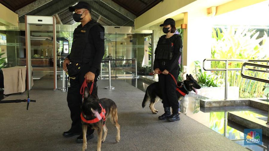 Pasukan personil gabungan TNI-Polri melakukan pengamanan jelang KTT G20 di Nusa Dua, Badung, Bali, Kamis (10/11/2022). Pemerintah Indonesia tak main-main soal keamanan jelang perhelatan Konferensi Tingkat Tinggi (KTT) G20. Ini terlihat dari banyaknya pasukan pengamanan di sekitar wilayah Nusa Dua. (CNBC Indonesia/ Tri Susilo)