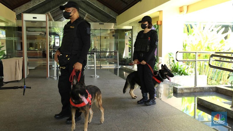 Pasukan personil gabungan TNI-Polri melakukan pengamanan jelang KTT G20 di Nusa Dua, Badung, Bali, Kamis (10/11/2022). Pemerintah Indonesia tak main-main soal keamanan jelang perhelatan Konferensi Tingkat Tinggi (KTT) G20. Ini terlihat dari banyaknya pasukan pengamanan di sekitar wilayah Nusa Dua. (CNBC Indonesia/ Tri Susilo)