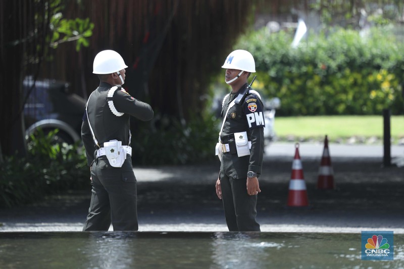 Pengamanan Jelang KTT G20 Bali Pasukan personil gabungan TNI-Polri melakukan pengamanan jelang KTT G20 di Nusa Dua, Badung, Bali, Kamis (10/11/2022). Pemerintah Indonesia tak main-main soal keamanan jelang perhelatan Konferensi Tingkat Tinggi (KTT) G20. Ini terlihat dari banyaknya pasukan pengamanan di sekitar wilayah Nusa Dua. (CNBC Indonesia/ Tri Susilo)