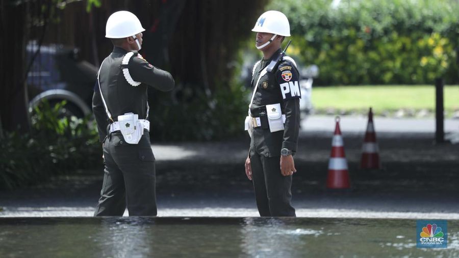 Pasukan personil gabungan TNI-Polri melakukan pengamanan jelang KTT G20 di Nusa Dua, Badung, Bali, Kamis (10/11/2022). Pemerintah Indonesia tak main-main soal keamanan jelang perhelatan Konferensi Tingkat Tinggi (KTT) G20. Ini terlihat dari banyaknya pasukan pengamanan di sekitar wilayah Nusa Dua. (CNBC Indonesia/ Tri Susilo)