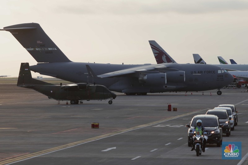 Pesawat angkut militer US Air Force berjenis Boeing C-17 Globemaster III bernomor registrasi 02-1089 terparkir di Bandar Udara I Gusti Ngurah Rai, Badung, Bali, Kamis (10/11/2022). Kedatangan pesawat tersebut sebagai persiapan AS untuk mengikuti KTT G20 di Bali pada 15-16 November 2022. (CNBC Indonesia/ Tri Susilo)