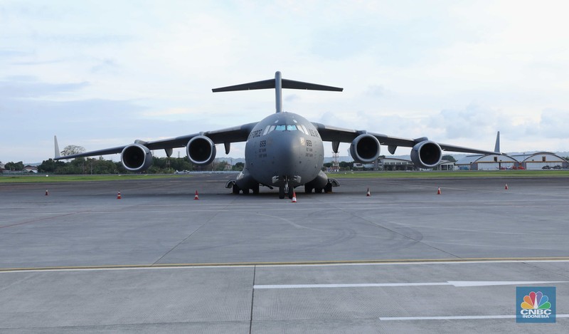 Pesawat angkut militer US Air Force berjenis Boeing C-17 Globemaster III bernomor registrasi 02-1089 terparkir di Bandar Udara I Gusti Ngurah Rai, Badung, Bali, Kamis (10/11/2022). Kedatangan pesawat tersebut sebagai persiapan AS untuk mengikuti KTT G20 di Bali pada 15-16 November 2022. (CNBC Indonesia/ Tri Susilo)