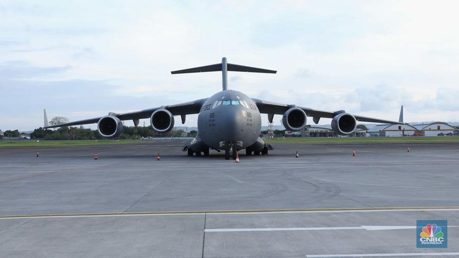 Pesawat angkut militer US Air Force berjenis Boeing C-17 Globemaster III bernomor registrasi 02-1089 terparkir di Bandar Udara I Gusti Ngurah Rai, Badung, Bali, Kamis (10/11/2022). Kedatangan pesawat tersebut sebagai persiapan AS untuk mengikuti KTT G20 di Bali pada 15-16 November 2022. (CNBC Indonesia/ Tri Susilo)