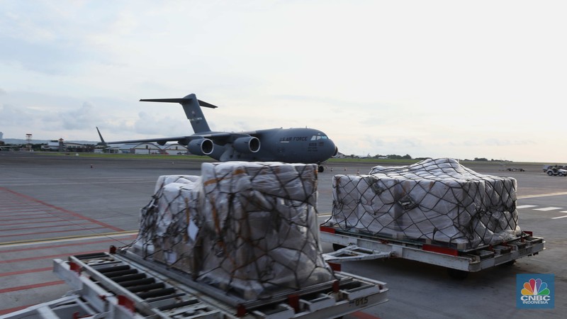 Pesawat angkut militer US Air Force berjenis Boeing C-17 Globemaster III di KTT G20 Bali Pesawat angkut militer US Air Force berjenis Boeing C-17 Globemaster III bernomor registrasi 02-1089 terparkir di Bandar Udara I Gusti Ngurah Rai, Badung, Bali, Kamis (10/11/2022). Kedatangan pesawat tersebut sebagai persiapan AS untuk mengikuti KTT G20 di Bali pada 15-16 November 2022. (CNBC Indonesia/ Tri Susilo)